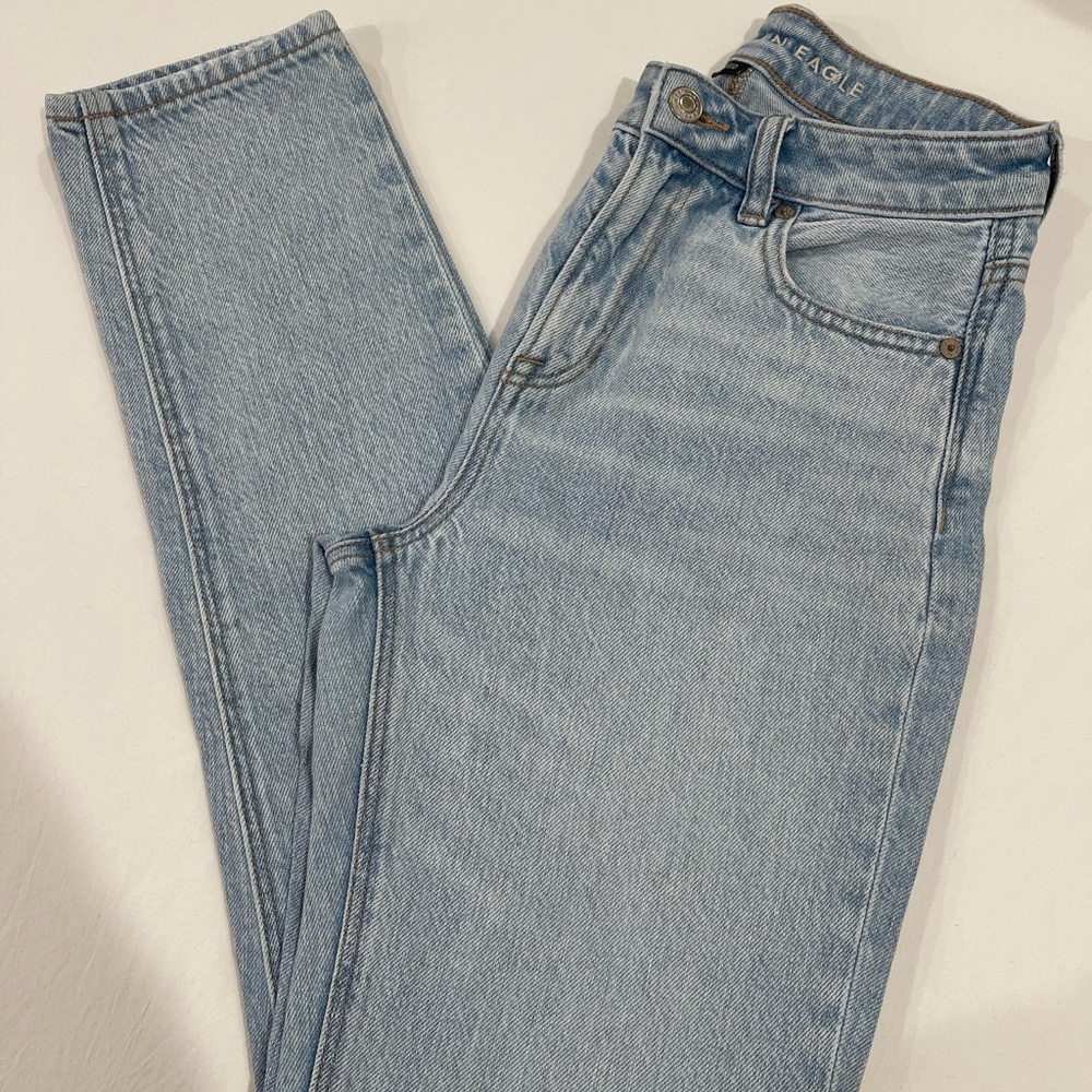 AMERICAN EAGLE MOM JEAN